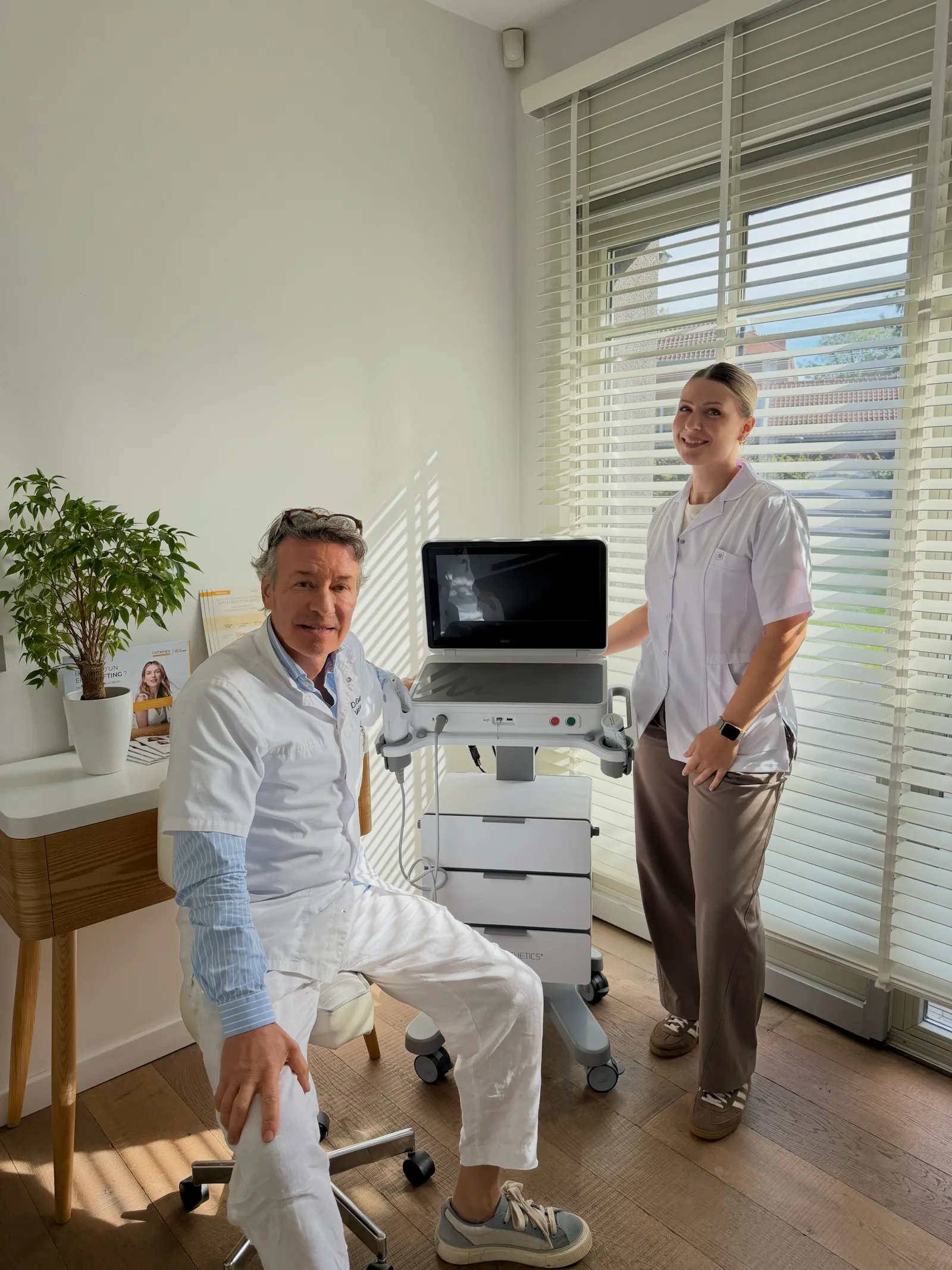 Le Dr Delaoustre et un membre de l'équipe dans une salle de soins
