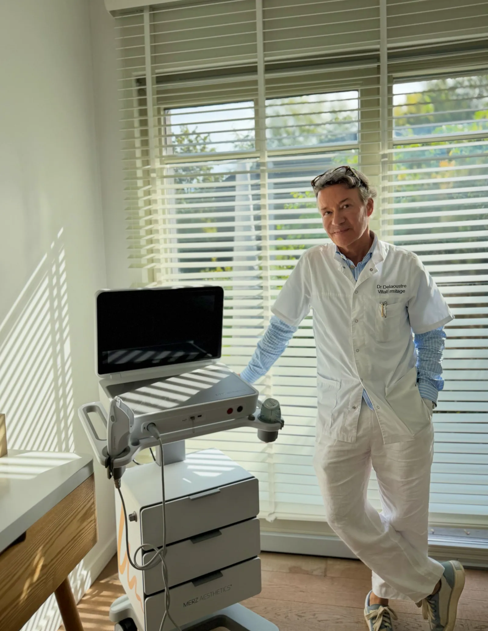 Le Dr Delaoustre près d'un appareil, dans une salle de soins