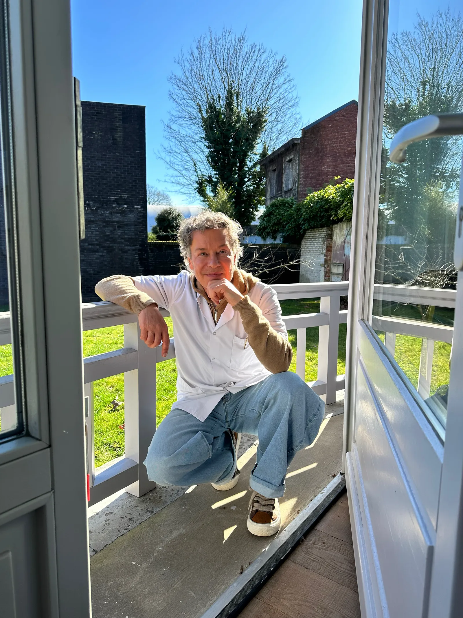 Le Dr Delaoustre sur le balcon de la villa