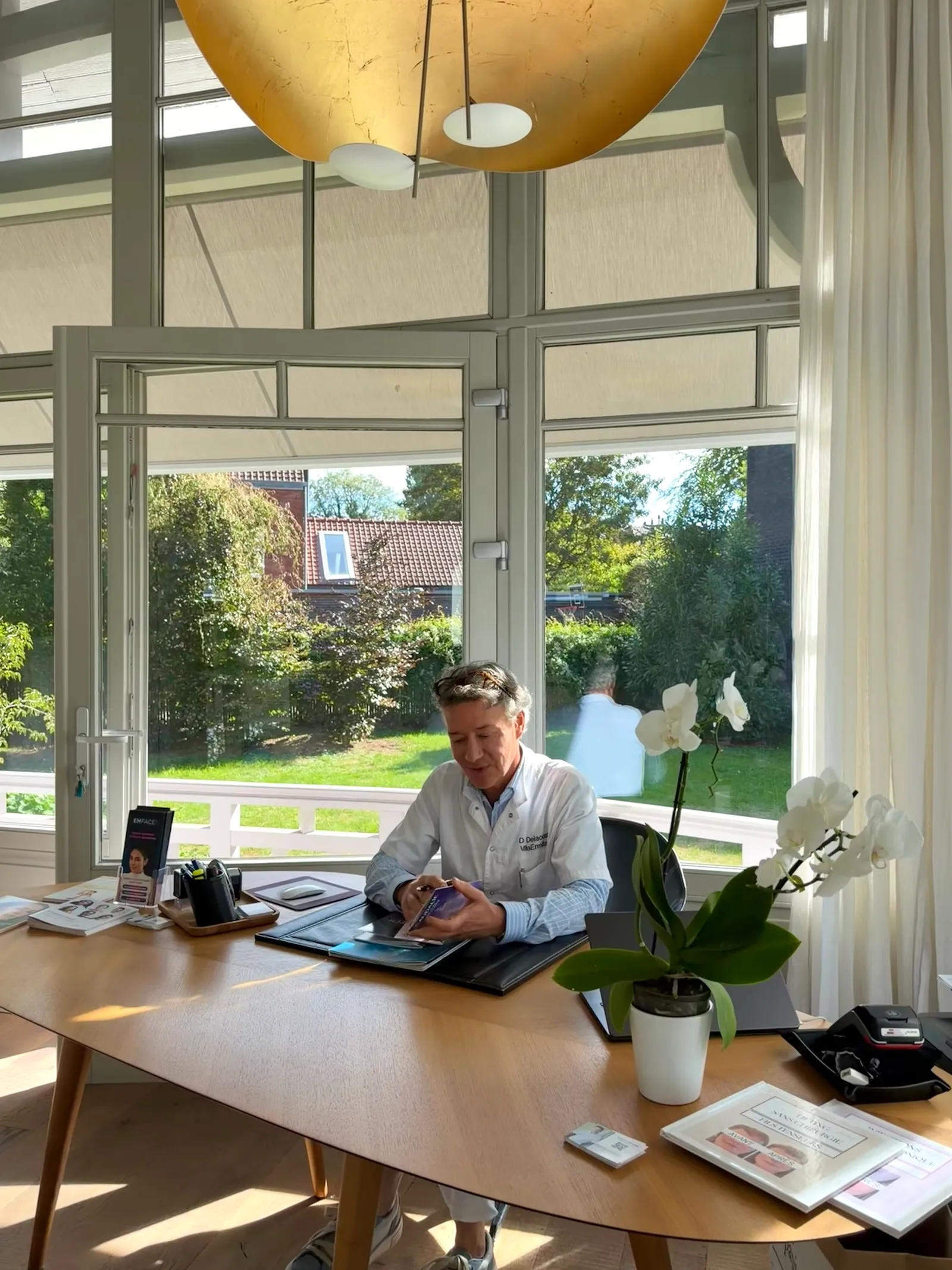 Le Dr Delaoustre à son bureau, dans la véranda