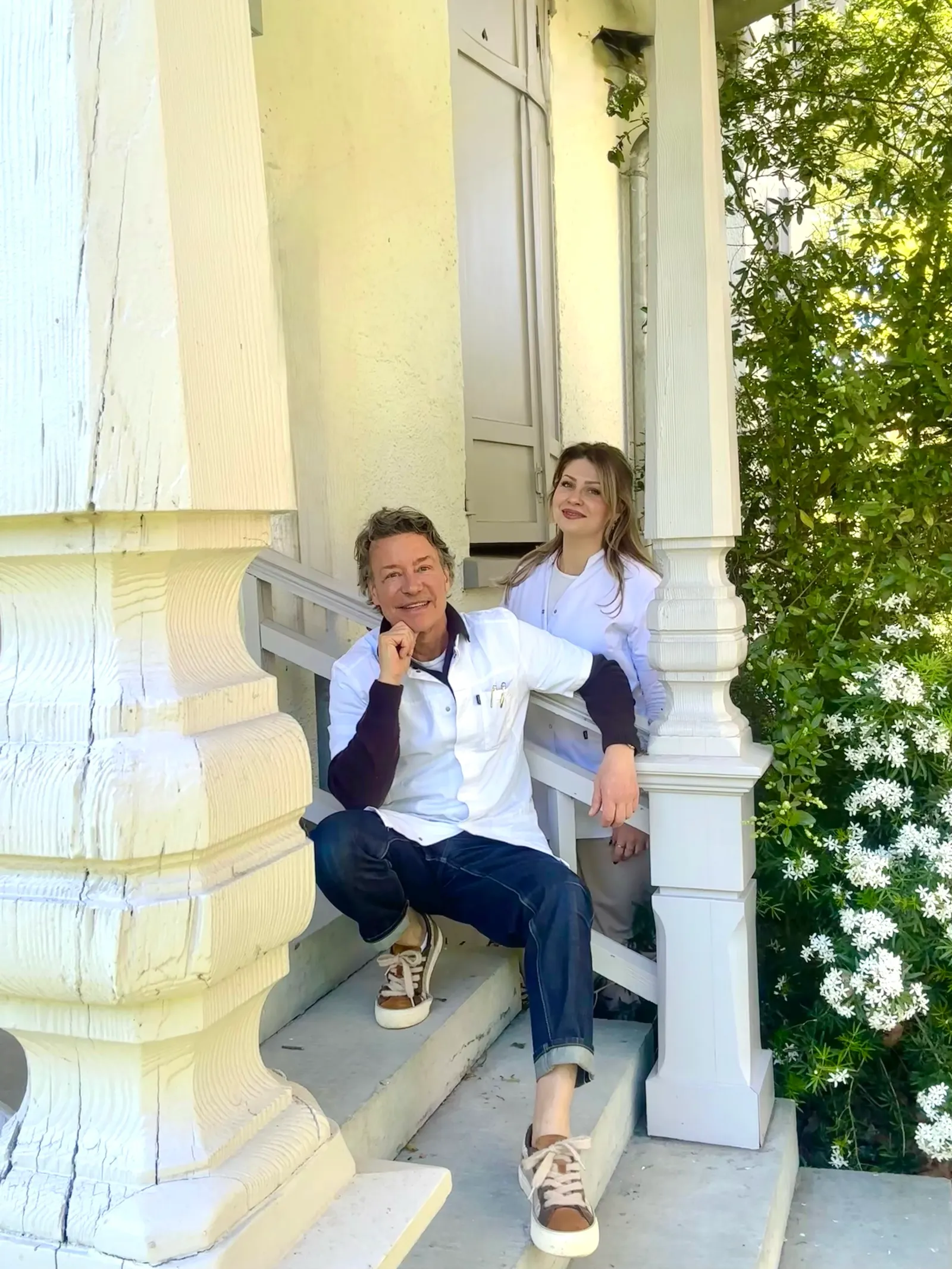 Le Dr Delaoustre et un membre de l'équipe sur le perron de la villa