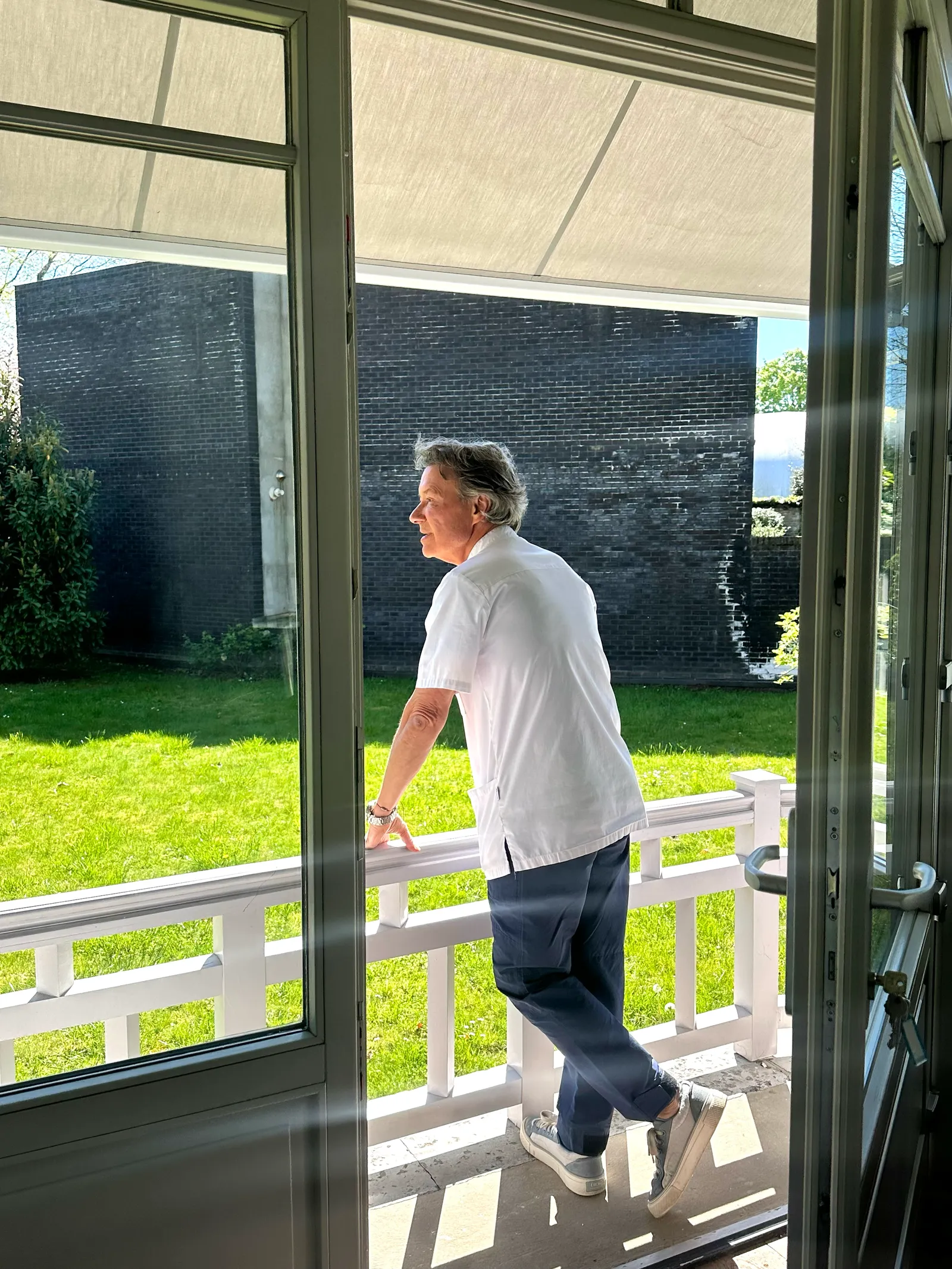 Le Dr Delaoustre sur le balcon de la véranda, côté jardin