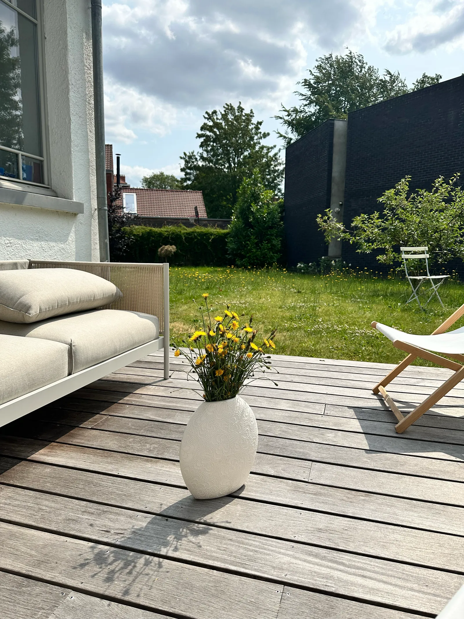 La terrasse en bois et le jardin du cabinet