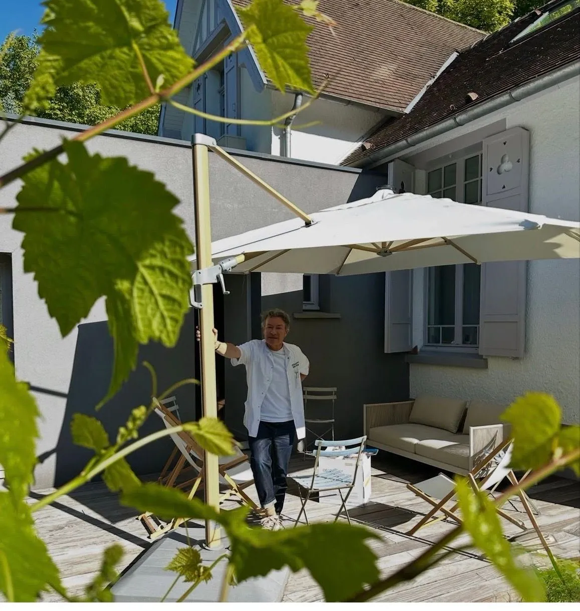 Le Dr Delaoustre sur la terrasse, sous le parasol