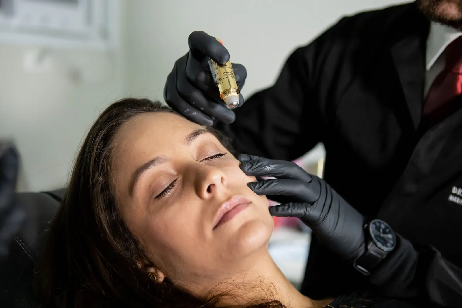 Stylo à micro-injections passé sur la joue, geste de biostimulation